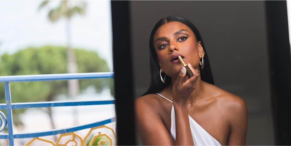 Simone Ashley trägt Lippensrtift auf